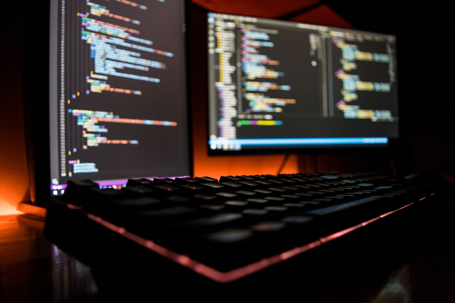 Postazione di sviluppo ADES con più monitor