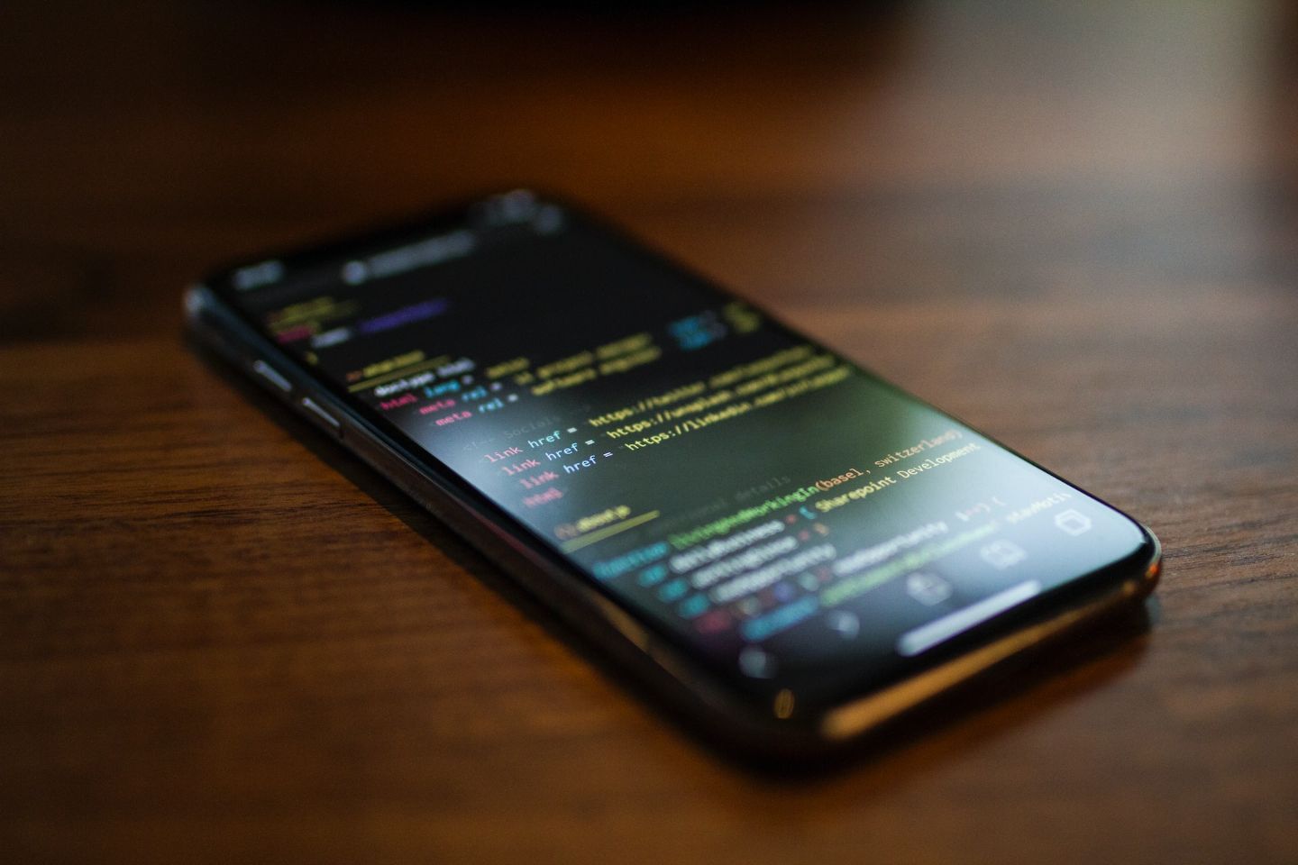 Smartphone con il codice di un'app